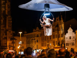 Akrobatická lampa s performerkou v Plzni