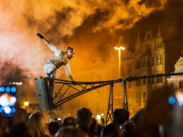 The perfection of acrobats, the grace of steel machines. Six-metre-long original constructions made in a Czech forge can move through space or anchor in place.