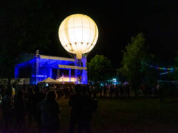 Akrobatický balon jako součást festivalu