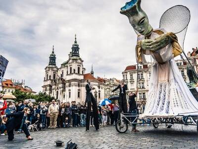 Velká loutka andělů se sklání k performerům