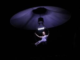 Akrobatická lampa s performerkou