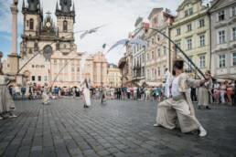 zahajeni festivalu za dveřmi, loutky sokolů