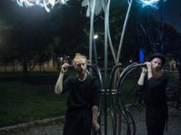 Interaktivní inscenace s konstrukcemi, loutkami a akrobaty